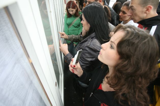 Repetenţii din vară, genii în toamnă: "Cineva a umblat la butoane"