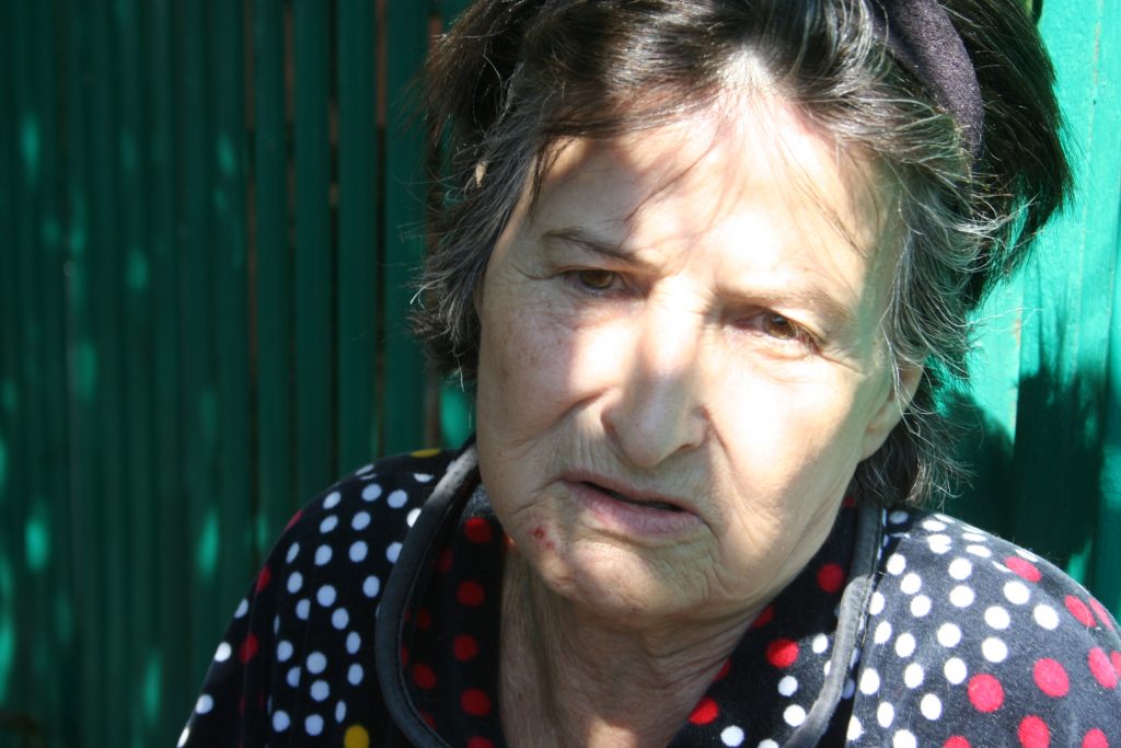 ŞANTAJUL BUTELIEI. O bătrână vrea să sară în aer după ce a rămas fără casă!