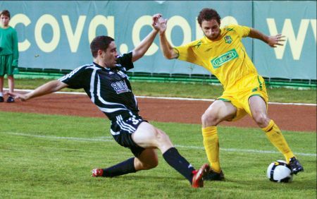 SCENE INCREDIBILE ÎN UCRAINA: Un fan l-a strâns de gât pe un arbitru-asistent! VIDEO