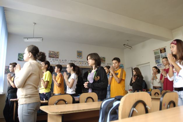 Schimbarea la faţă a manualelor de religie. "Ce se face acum la ore e PROZELITISM RELIGIOS!"