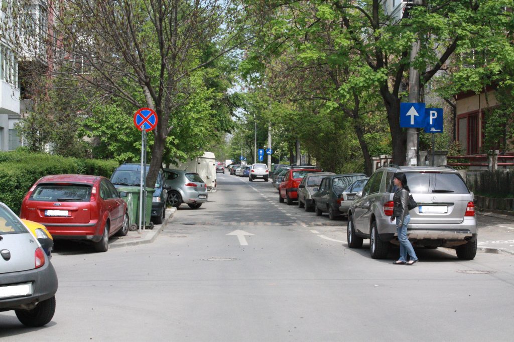Manevrele interzise pe străzile cu sens unic. Șoferii riscă amenzi de sute de lei dacă fac asta