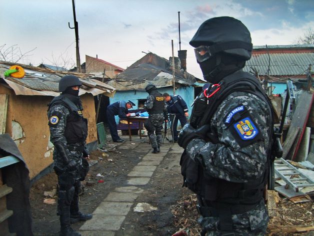 SPĂRGĂTORI DE LOCUINŢE. Zeci de percheziţii în Bucureşti şi Ilfov. 15 hoţi au fost prinşi