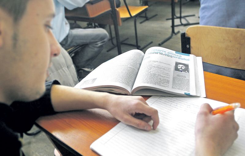 Târgul manualelor ieftine. Vând elevii din sectorul 2, cumpără cei din tot oraşul