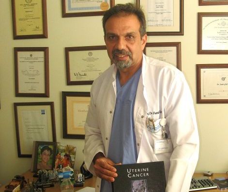 TURCII REVOLUŢIONEAZĂ MEDICINA. Un geniu al chirurgiei pentru femei va opera, lunar, la o clinică din Bucureşti