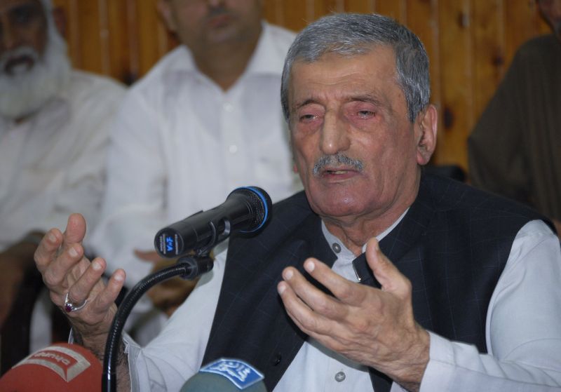 Un ministru pakistanez oferă o recompensă de 100.000 de dolari celui care îl ucide pe realizatorul filmului anti-Islam