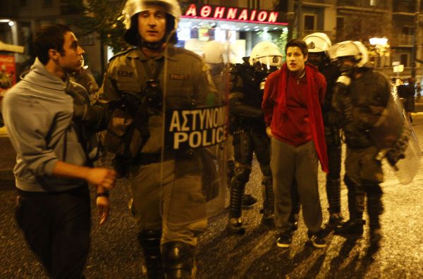 Un motiv pentru care Grecia e în faliment. Maşini de lux lăsate să ruginească din cauza birocraţiei