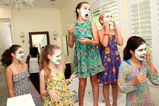 A înnebunit adolescenţii cu coşuri pe faţă. Povestea miliardarei în vârstă de 12 ani