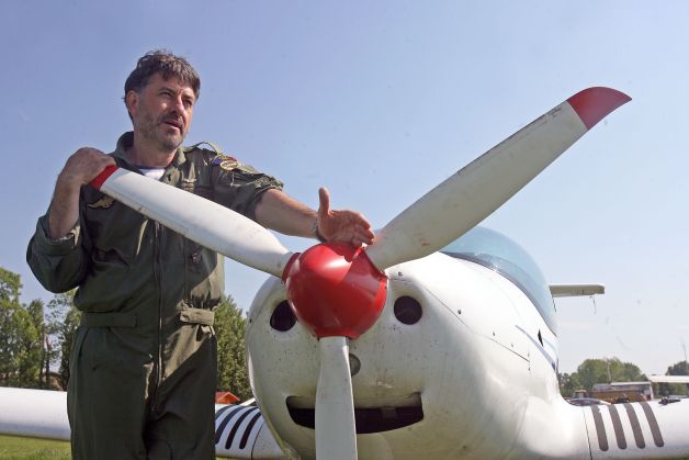 A scăpat cu viaţă dintr-un incident aviatic, dar a murit într-un mod stupid. Misterul morţii lui Gelu Frunză, eroul de la Clinceni