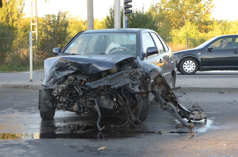 Accident mortal cu două maşini care au trecut pe roşu