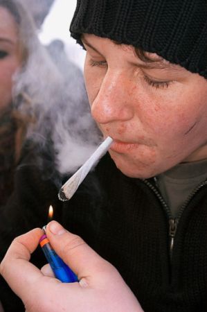 AFACERE STUPEFIANTĂ. Trei tineri din Telorman fabricau ŢIGĂRI DIN CANNABIS | VIDEO