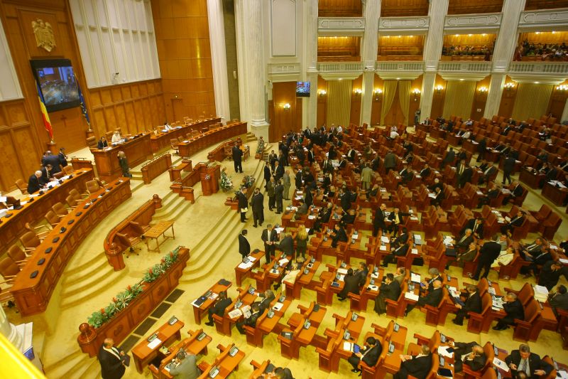ALEGERI PARLAMENTARE 2012. Ocupaţi cu campania, deputaţii chiulesc de la Parlament