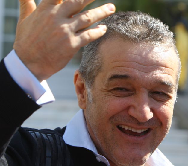 Becali îşi negociază transferul la PNL