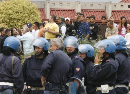 Carabinierii au tras focuri de armă spre o maşină în care erau doi români