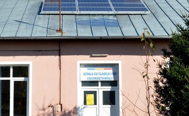 CARTE la lumina SOARELUI. Vezi cum arată cea mai ECOLOGICĂ ŞCOALĂ din România