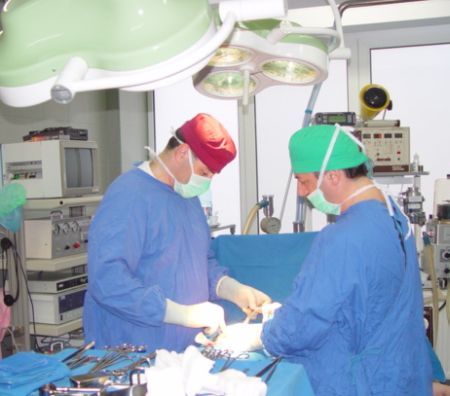 CONFUZIE STRIGĂTOARE LA CER. Medicii din Bruxelles I-AU FĂCUT UN CHIURETAJ unei românce, în loc să o opereze la mână!| VIDEO