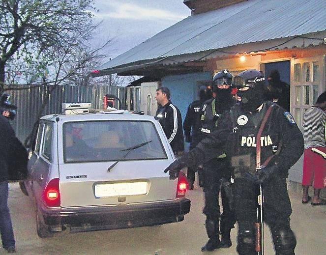 CULMEA HOŢIEI: un buzoian a FURAT din SALA DE JUDECATĂ