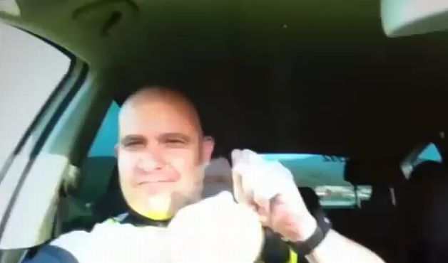 Cum se distrează doi poliţişti... la volan| VIDEO