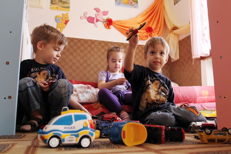 Donaţie de jucării pentru copii din centre de plasament din Capitală la "Târgul toamnei"