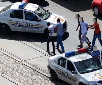 ELEVĂ ŞANTAJATĂ. Doi indivizi prinşi în timp ce primeau de la o fată TAXĂ DE PROTECŢIE | VIDEO