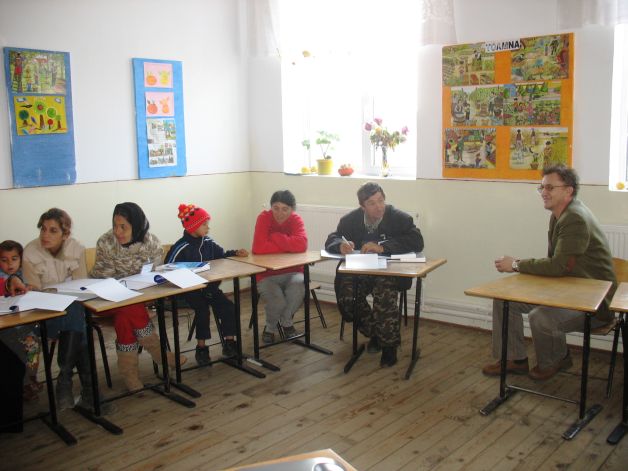 EROU EVZ. A renunţat la AFGANISTAN ca să le facă prezentări în POWER POINT romilor CĂRĂMIDARI