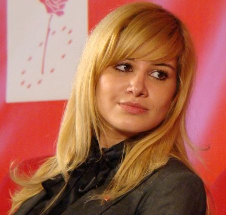EXCLUSIV. Fotomodela PSD, cocoţată pe comoara de la Registrul Comerţului
