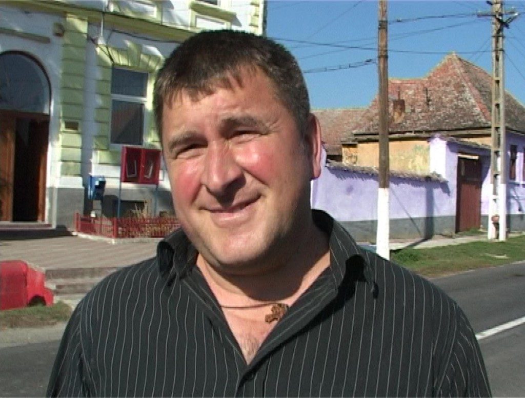 FANATISM sau PROSTIE? Un primar PP-DD zugrăveşte GRATUIT casele localnicilor în MOV