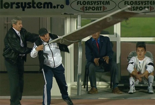 GEST NEBUNESC ÎN LIGA I: A aruncat cu targa după arbitru!