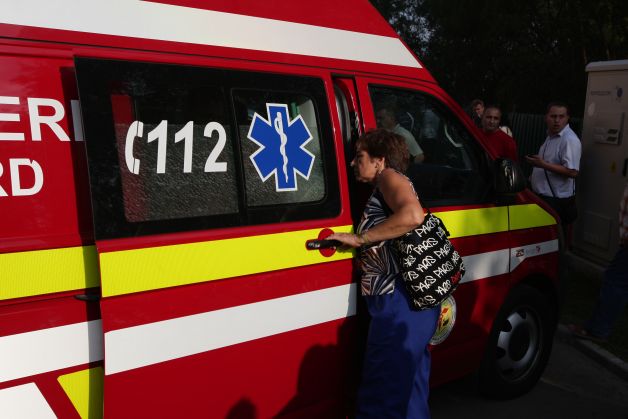 GHINION. Un şofer băut a intrat cu maşina într-o ambulanţă