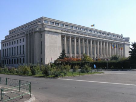 Guvernul a tăia din banii armatei şi de la cultură pentru a da SRI-ului şi justiţiei. Primarii primesc fonduri înainte de alegeri