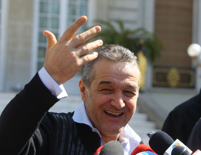 Hoţii sechestraţi sar în apărarea lui Gigi Becali. "Am cerut să intru în portbagajul maşinii. Nu voiam să pătez bancheta de sânge!"