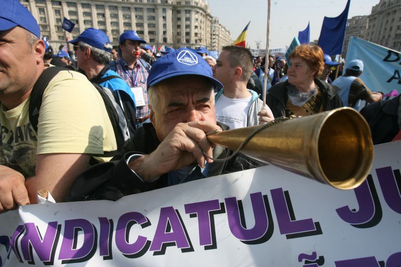 În timp ce preţurile cresc, salariile au luat-o la vale