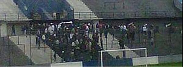 MACABRU: Şi-a adus fiul mort pe stadion şi a tras focuri de armă!