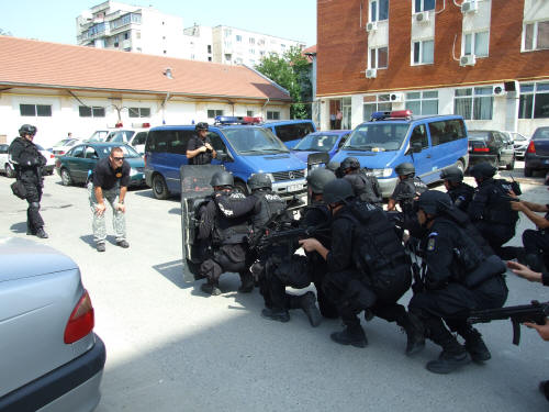 MASCAŢII FAC PERCHEZIŢII. Clanul "Generalu" a furat fier vechi de 2 milioane de euro