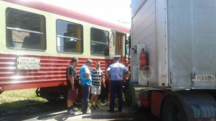 MOARTEA de pe ŞINE. Un tren a LOVIT un TIR la Bistriţa