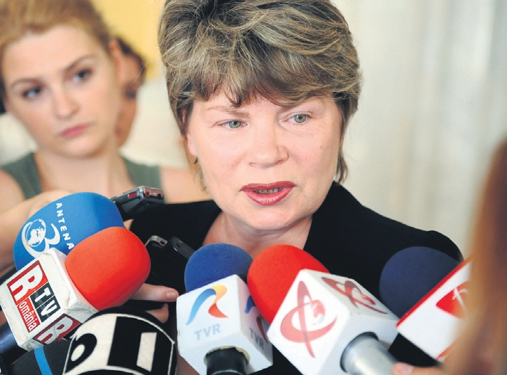 Mona Pivniceru îi dă replică lui Daniel Morar. Se apără cu CE şi CSM