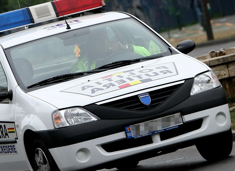 NEBUN DE LEGAT. Un bolnav psihic, pus la pământ cu GLOANŢE OARBE şi gaze lacrimogene