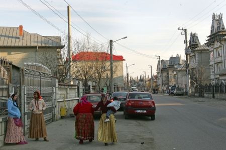 NEWS ALERT: Percheziţii DIICOT în palatele ţiganilor din Strehaia. Prejudiciul e de trei milioane de euro
