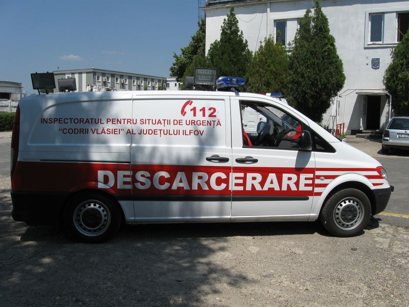 O cisternă care transporta combustibil s-a răsturnat în Vrancea. Şoferul a murit