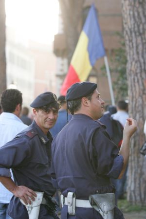 O familie de români, arestată în Italia după furtul a 5.000 de litri de combustibil