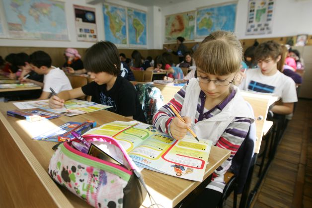 O învăţătoare de la Corbii Mari îşi TERORIZEAZĂ elevii!