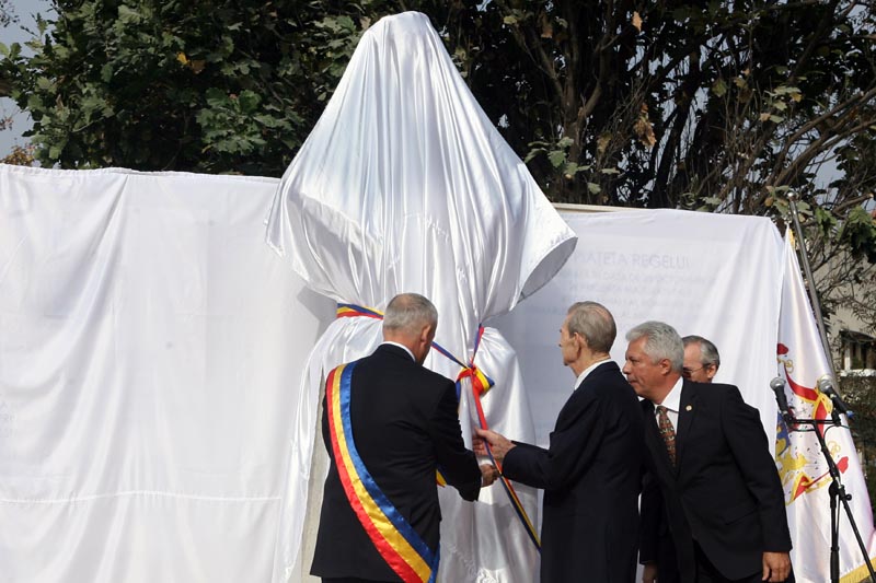 PIAŢA REGELUI, inaugurată în Bucureşti de către MIHAI I, foşti preşedinţi şi politicieni