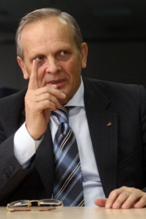 PNL îşi apără liderul şi îl atacă pe Stolojan: Este un "securist al regimului Băsescu" şi "o hologramă a politicii"