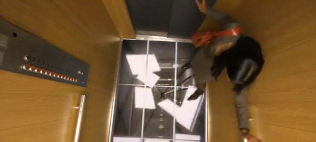 Podeaua liftului s-a prăbuşit. Cum reacţionezi? | VIDEO