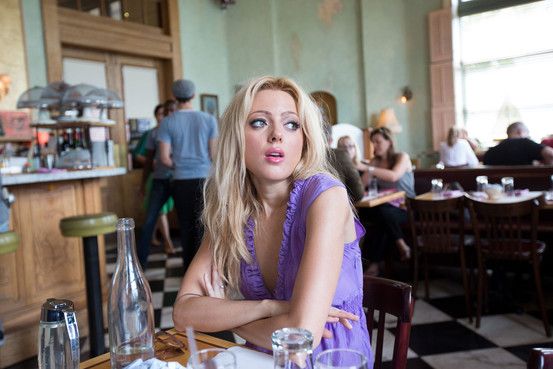 "Prefer drogurile în locul sexului". Mărturisirile unei foste "Beauty Editor"