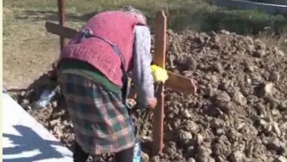 PROFANATOARE de MORMINTE la 80 de ani."Dacă o dezgrop pe mama după 7 ani, pot s-o duc şi la PARIS"
