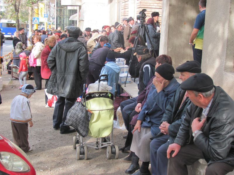 PSD împarte alimente printre gunoaie persoanelor cu handicap din sectorul 3