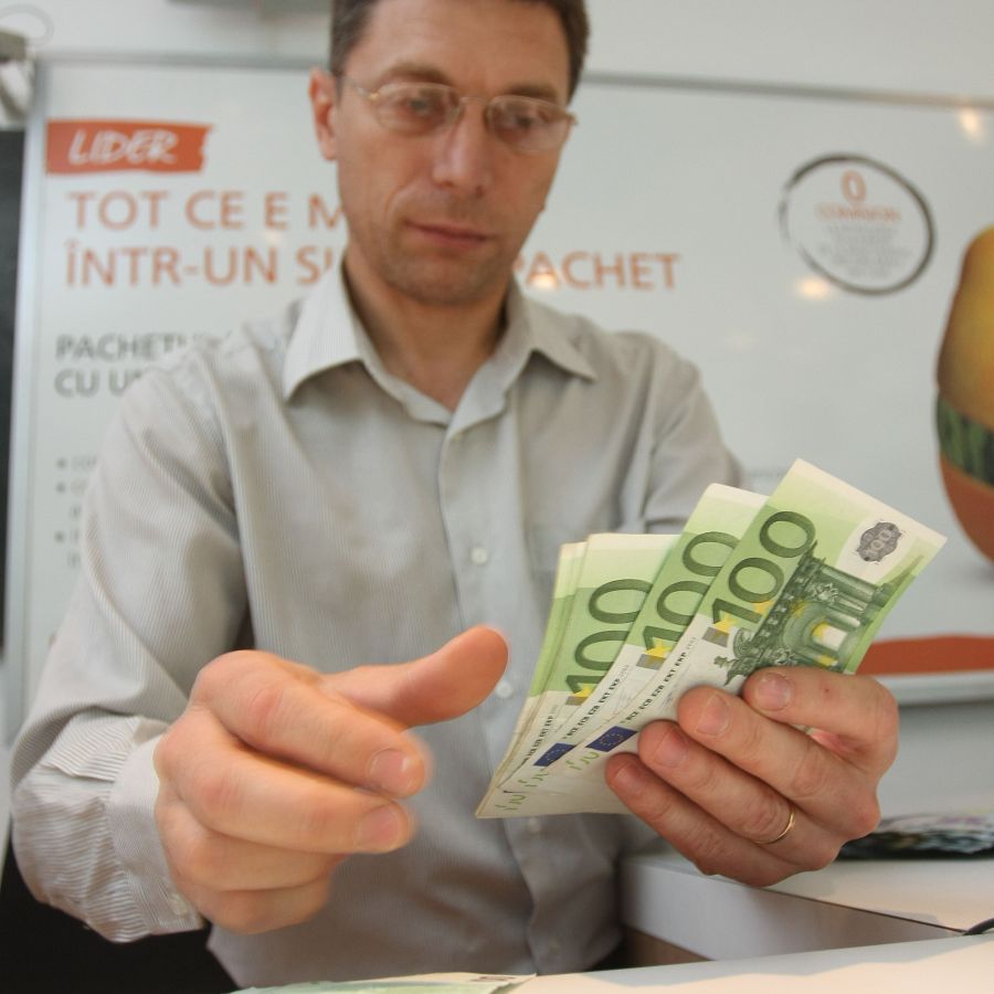 SALARIILE celor mai bine plătiţi bancheri români. Primul loc: un venit de aproape 400.000 de lei pe lună