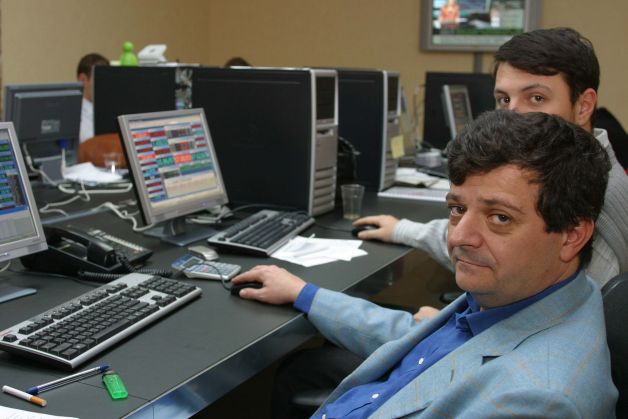 Scandal ca la marile ţepe din ROMÂNIA anilor '90. De la miniştri la cântăreţi pe lista VIP-urilor ţepuite de Cristian Sima