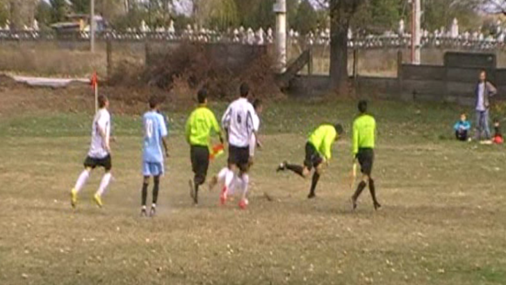 SCANDALOS. Un arbitru din România, ALERGAT ŞI BĂTUT de fotbalişti chiar pe teren | VIDEO