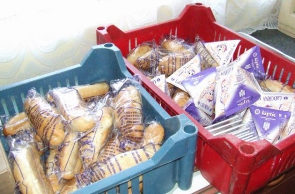 SE ÎNTÂMPLĂ ÎN ROMÂNIA. Elevilor li s-a distribuit cornuri mucegăite şi roase de şoareci